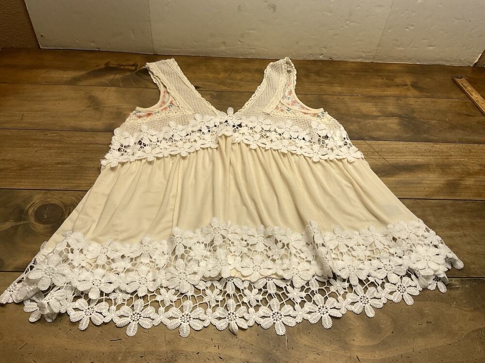 POL Knit Floral Embroidered Cropped V-Neck Sleeveless Tank Top Size Medium